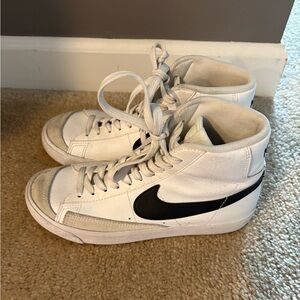 Nike mid blazer 77 Classic White and Black High-Tops